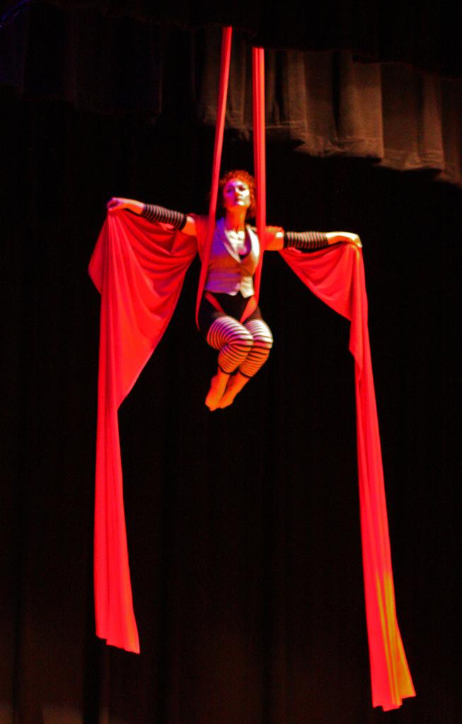 louise-lovelle-performing-at-the-berkeley-juggling-and-unicycle-festival_3941894560_l